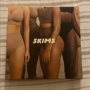 Skims black core control thong L/XL